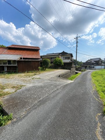 宮野上高床式倉庫のある戸建ての前面道路含む現地写真