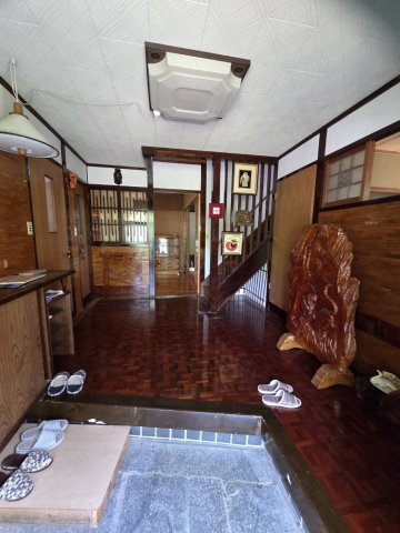 宮野上高床式倉庫のある戸建ての玄関