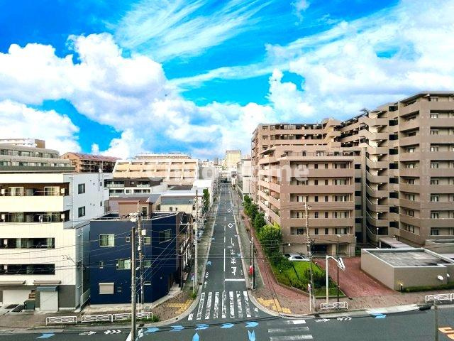 秀和清澄レジデンスの展望|手を伸ばせば、ふれることが出来そうな環境が、そのままインテリアになったような印象です。その豊かな眺望にふさわしい空間には、通風・採光にも優れ、心地よい光と風があふれています