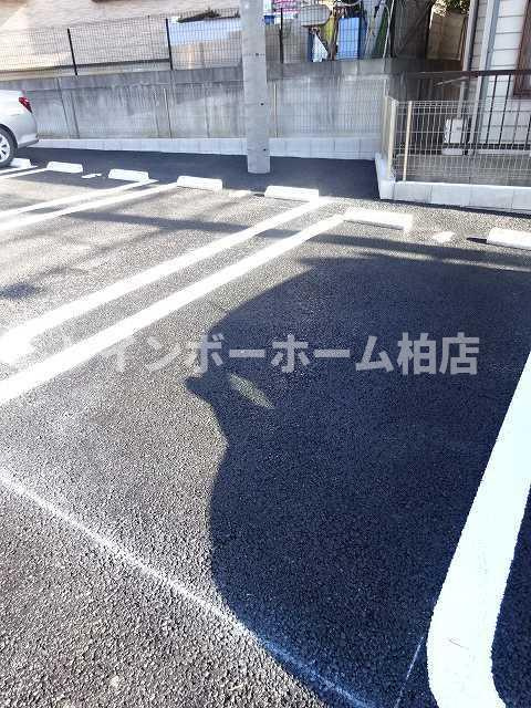 【仲介手数料：50％OFF】対象物件！の駐車場|車をお持ちの方に嬉しい駐車場付きの物件です