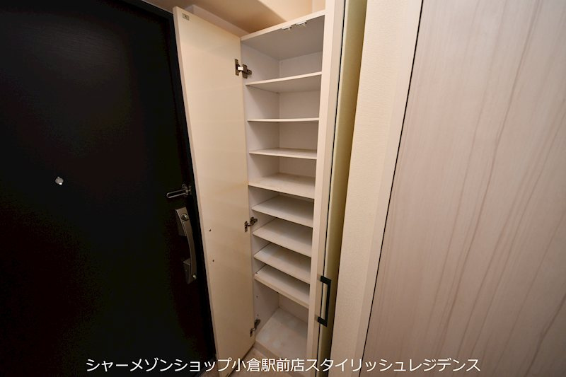 グランヒルズ三萩野のエントランス