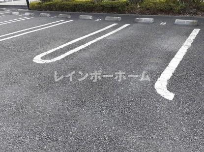 グラース・カルムＢ棟の駐車場