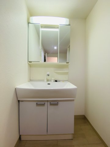 長屋マンションの独立洗面台