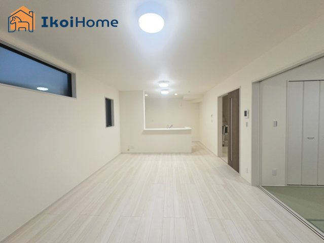 明石市魚住町清水27期　新築戸建の居間・リビング|【ホームページに現地動画掲載中】●年中無休：当日予約可●LDK約18帖の長方形で開放的！