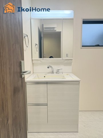 明石市魚住町清水27期　新築戸建の洗面所|【ホームページに現地動画掲載中】●年中無休：当日予約可●洗面台はお化粧をする時に便利な３面鏡。