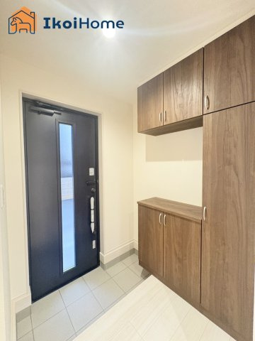 明石市魚住町清水27期　新築戸建の玄関|【ホームページに現地動画掲載中】●年中無休：当日予約可●コの字型の大型靴箱がございます！