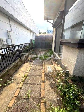 伊奈平４丁目貸家の庭