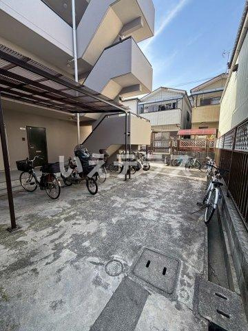 メゾン下沢の駐車場