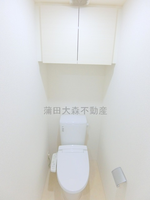 ブライズ多摩川のトイレ|吊戸棚と温水暖房便座付きのトイレ