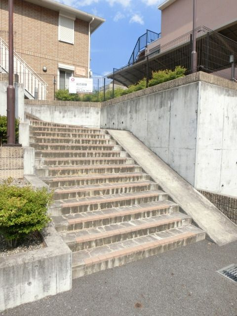 千葉市中央区登戸３丁目のアパートのエントランス