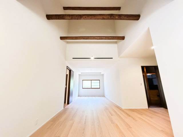 桜井市三輪の居間・リビング|◆アクセントになる梁が空間を演出してくれます◆