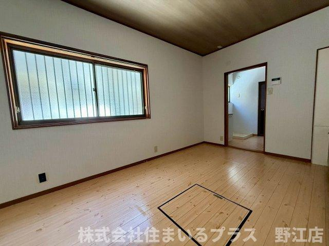 内代町一丁目貸家の居間・リビング