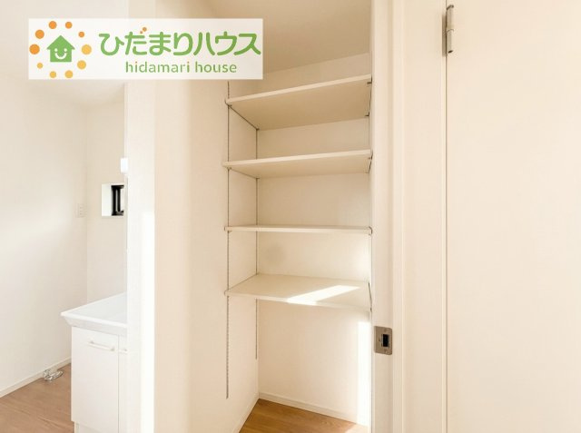 【収納】 | 取手市宮和田15期　新築戸建　1号棟 | 高さ調節が可能な可動棚収納付き。収納する物に合わせて自由にレイアウトでき、洗面所をいつでも整理整頓できます。