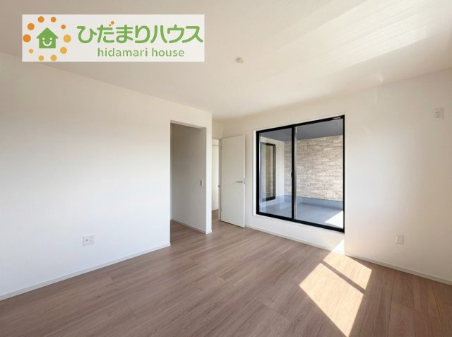 【寝室】 | 取手市宮和田15期　新築戸建　1号棟 | バルコニーに面していて、たっぷり光りの入る明るい主寝室です！