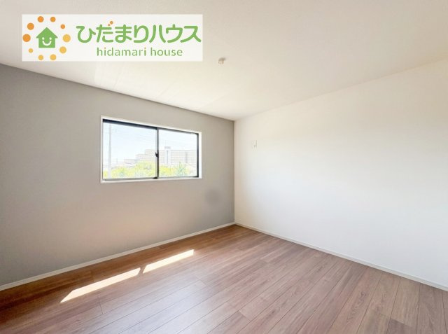 【寝室】 | 取手市宮和田15期　新築戸建　1号棟 | 気品のある柄のアクセントクロス♪寝室をおしゃれに演出してくれます(*^^*)