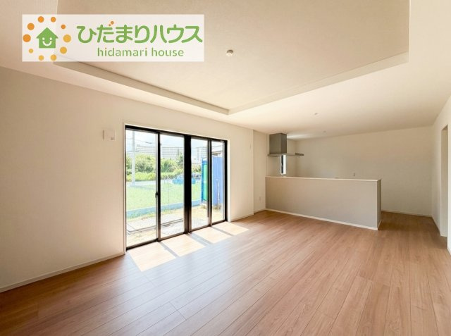 【居間・リビング】 | 取手市宮和田15期　新築戸建　1号棟 | リビングの大きな窓からは、暖かな日の光が降り注ぎます・・・