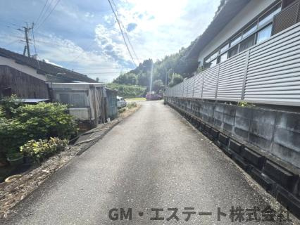 宮崎市高岡町花見　中古住宅の前面道路含む現地写真