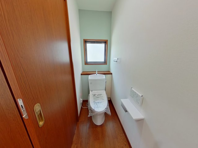 岡山市北区富町2丁目　一戸建てのトイレ|1階にある、すっきりとしたトイレです。窓から光が入り、気持ちよくお使いいただけます。