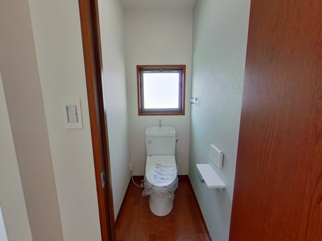 岡山市北区富町2丁目　一戸建てのトイレ|2階の窓付きトイレで、明るく使いやすい空間です。
