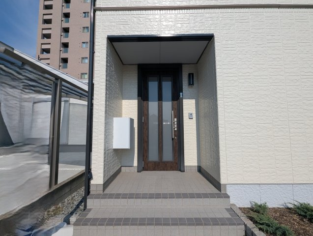 岡山市北区富町2丁目　一戸建ての玄関|屋根付きで安心感のある、すっきりとした玄関ポーチです。