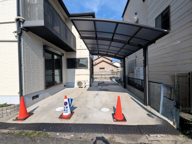 岡山市北区富町2丁目　一戸建ての駐車場|2～3台駐車できるカーポートで、来客時にも便利です。屋根付きなので、お車の出し入れもしやすく使い勝手のよいスペースです。