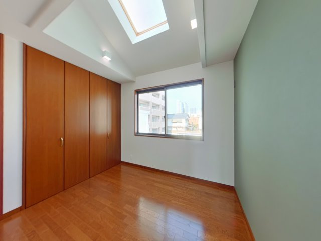 岡山市北区富町2丁目　一戸建ての洋室|たっぷり収納できるクローゼット付きで、お部屋を広く使いやすい洋室です。天窓のある明るい空間で、気持ちよく過ごせそうです。