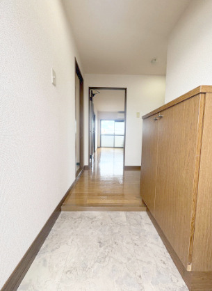 熊本市東区健軍３丁目の賃貸マンションの玄関|収納もある玄関です