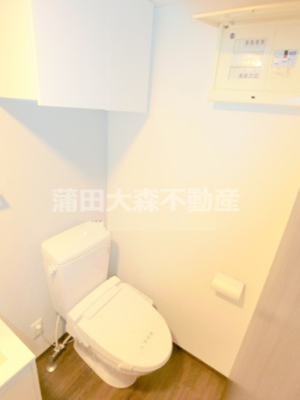 トレスコート大森山王のトイレ|吊戸棚と温水洗浄便座付きのトイレ