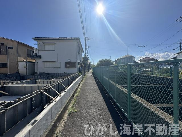 茅ヶ崎市室田３丁目　新築戸建　全２棟の前面道路含む現地写真|8月6日撮影　建築中　現地外観