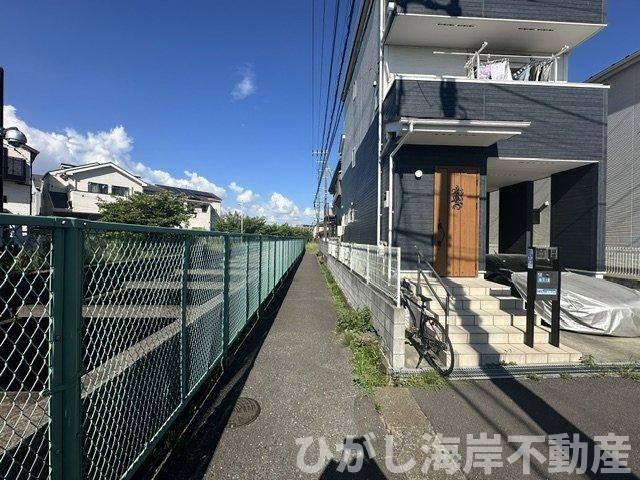 茅ヶ崎市室田３丁目　新築戸建　全２棟の前面道路含む現地写真|8月6日撮影　建築中　現地外観