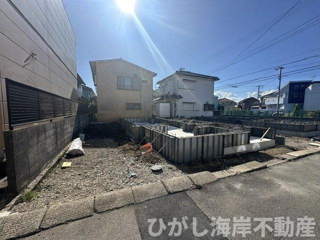 茅ヶ崎市室田３丁目　新築戸建　全２棟の前面道路含む現地写真|8月6日撮影　建築中　現地外観