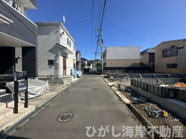 茅ヶ崎市室田３丁目　新築戸建　全２棟の前面道路含む現地写真|8月6日撮影　建築中　現地外観
