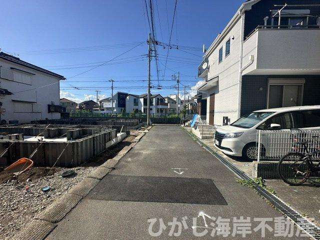 茅ヶ崎市室田３丁目　新築戸建　全２棟の前面道路含む現地写真|8月6日撮影　建築中　現地外観