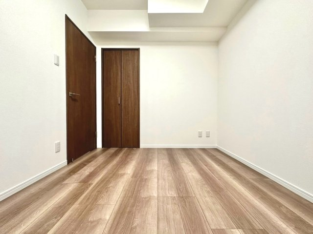 ドメスたまプラーザの洋室|ナチュラルなフローリングが温かみを感じさせる落ち着いた室内です。