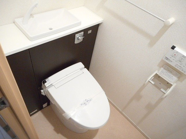 アベニール国立のトイレ|コンパクトで使いやすいトイレです
