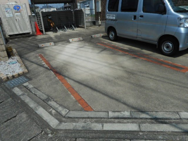 クレメント並木新町の駐車場
