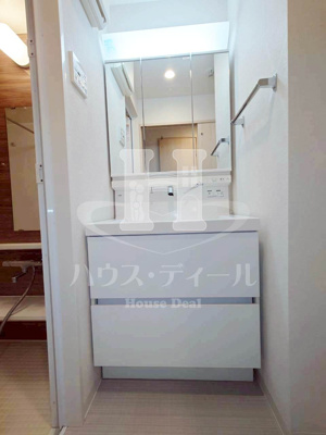 【独立洗面台】 | ウィステリアヴィラ | 独立洗面台、小物を置くことができて便利です