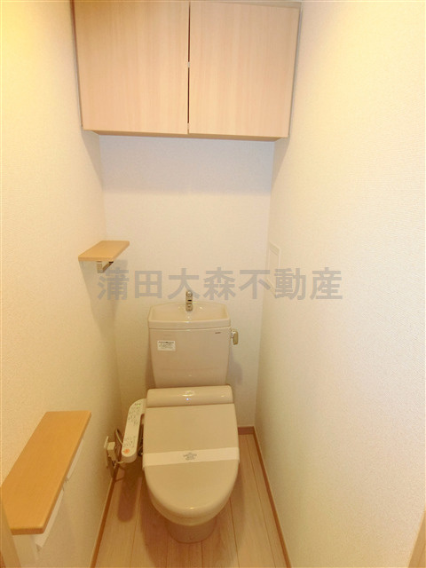 蒲田駅人気分譲賃貸マンションのトイレ|吊戸棚収納と温水暖房便座付のトイレ