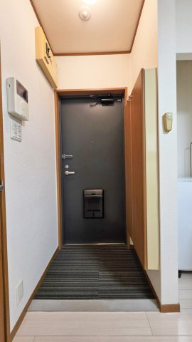 メゾンオオタの玄関