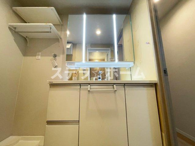 大阪市旭区新森１丁目の中古マンションの独立洗面台|独立洗面台、小物を置くことができて便利です