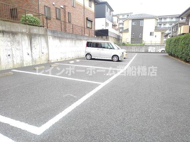 グリーンフィールズ薬円台１の駐車場