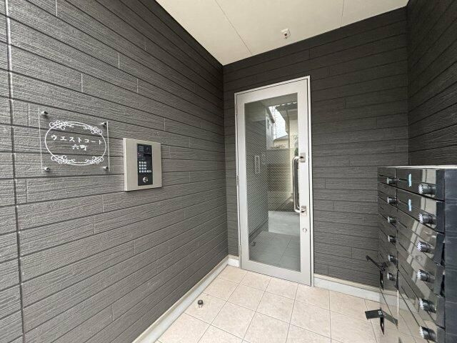 ウエストコート六町のエントランス