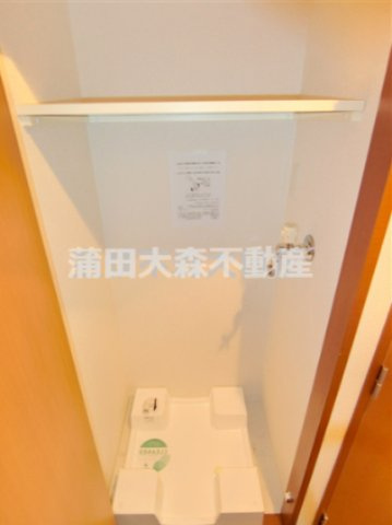 菱和パレス大森の設備|棚と扉付きの室内洗濯機置き場