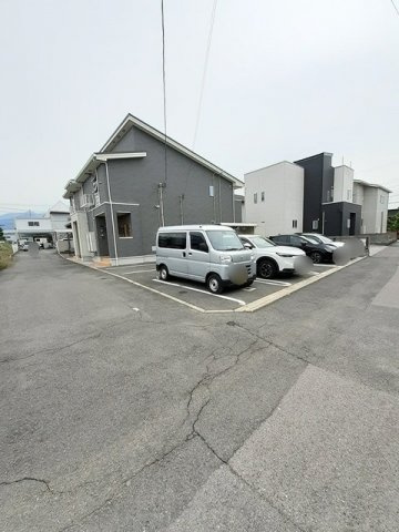 サラマンダーの駐車場