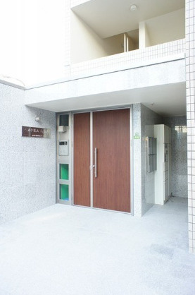 ベルク城山弐番館のエントランス