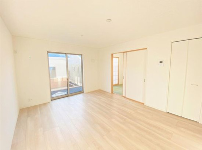 【居間・リビング】 | ☆☆新築分譲　四倉町北向　地震に強い安心住宅　全２棟！！ご案内随時受付中です！！ | 複層ガラスで断熱効果・結露防止・遮音効果があります。
柔らかい光が入り込む明るいリビング　
