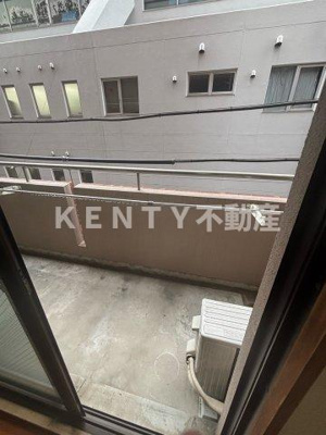 【バルコニー】 | フラットフォーレスト | 外からの目が気にならないバルコニーで洗濯物が干せます