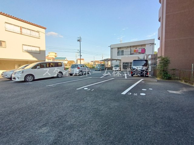 クレストパレス学園前の駐車場