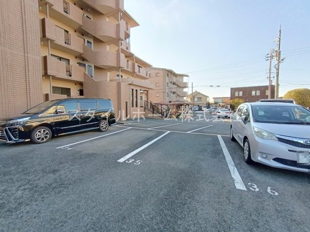 クレストパレス学園前の駐車場