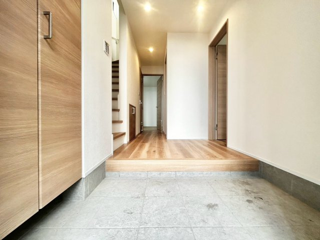 荒川区東尾久6丁目　新築戸建の玄関|玄関横にはシューズボックスがついているため、片付いた玄関がキープできます！